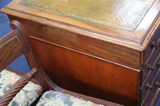 An early Victorian mahogany pedestal desk, 4ft 6in. x 2ft 6in. H. 2ft 5.5in.